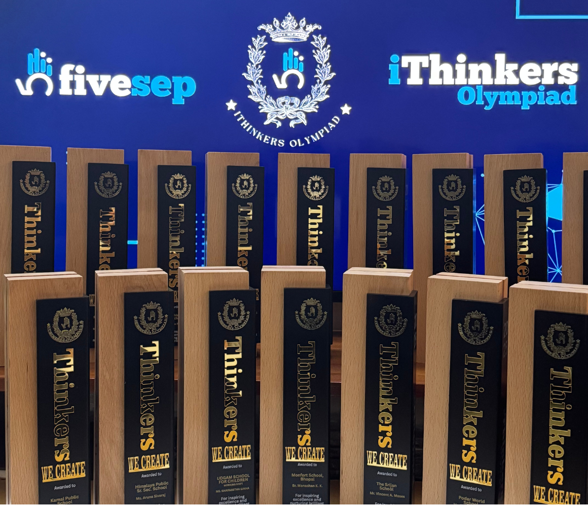 School principals receiving iThinkers Olympiad Best Principal Trophy award India